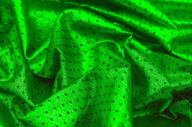 Küçük puantiyeli metalik parıltılı kumaş. Yeşil renk, çarpıcı bir metalik kumaş tasarımı ile bir sonraki etkinliğinizin ilgi odağı olacak. İnanılmaz pürüzsüz ve canlı bir parıltı sunacak.