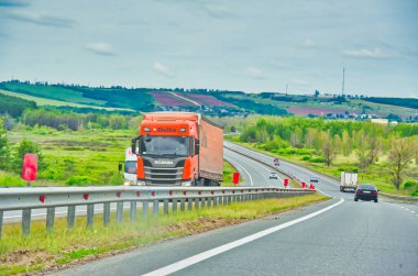 Doğada manzaralı bir yolculuğun tadını çıkar. Otoyol boyunca uzanan görkemli ağaçların güzelliğinin tadını çıkar. Rahat bir araba yolculuğunun huzur ve sükunetini yaşayın..