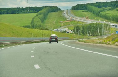 Görkemli ağaçlar arasında manzaralı bir yolculuğun tadını çıkar. Yoldayken doğanın güzelliğinin tadını çıkar. Yürürken sakin bir atmosfer hissedin..