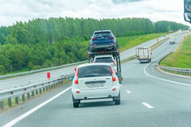 Güzel kırsalda manzaralı bir yolculuğun tadını çıkar. Yol boyunca uzanan uzun ağaçların muhteşem manzarasının tadını çıkar. Otoyolda giderken doğaya bağlı hissedin..