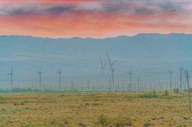 Prairie, zarif rüzgar türbinleri güzel bir günbatımının arka planına karşı yükselir. Sürdürülebilir enerji ve Tabiat Ana 'nın huzurlu güzelliğinin bir birleşimi. Uyumu yeniden tesis eder