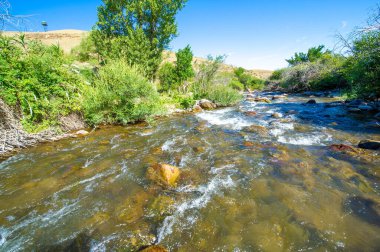 Dağ nehrinin büyüleyici güzelliğinin tadını çıkar. Akan suyun taşıdığı antik sihrin fısıltılarını dinle. Doğanın sonsuz güzelliğini en saf haliyle yakala..