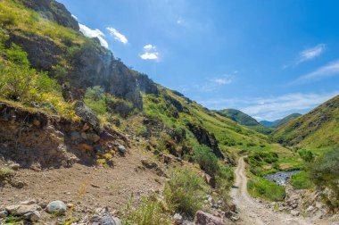 Zorlu arazide off-road macerası. Dağ manzaralarının doğal güzelliklerini keşfedin. Sürüş becerilerinizi kayalık yollarda ve dik yamaçlarda test edin.
