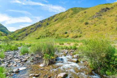 Doğanın sükunetini ve huzurunu hisset. Heybetli kanyon duvarlarına bakarken korkuyu hisset. Akan bir nehrin rahatlatıcı sesine kulak verin. Etrafını saran dağların muhteşem manzarasının tadını çıkar.