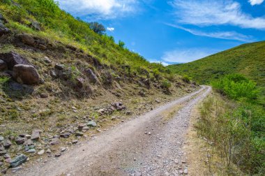 Off-road macerasının heyecanını yaşayın. Engebeli araziyi keşfedin ve zorlu yolların üstesinden gelin. Dağlık arazilerde ilerlerken adrenalin patlamasını hissedin..