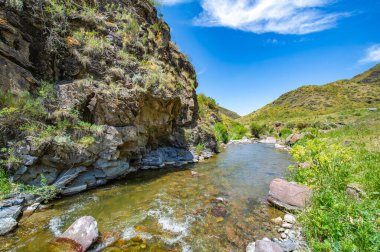 Görkemli bir kanyonda akan bir nehrin dinginliğini hisset. Tüm ihtişamıyla doğanın çarpıcı güzelliği ile çevrenizi sarın. Huzur ve sükuneti bul