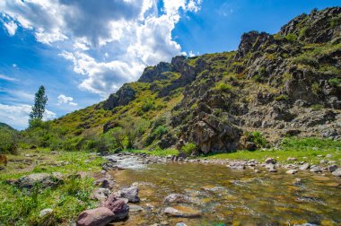 Doğanın başyapıtının dingin güzelliğinin tadını çıkar. Nehrin görkemli dağlarda nasıl dolaştığına bakın. Kayaların üzerinden akan suyun rahatlatıcı sesine kulak verin..