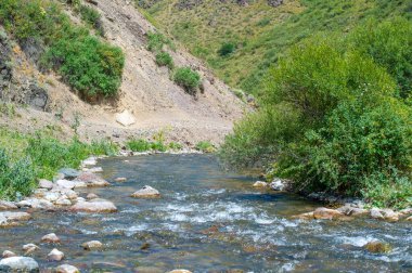 Nehrin dingin akışını kayalık bir kanyonda hissedin. Kendini dağ manzarasının doğal güzelliğine daldır. Doğanın başyapıtının huzur ve sükunetini hisset..