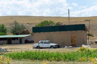 Yürüyüşün ve manzaralı yolları keşfetmenin tadını çıkar. Doğanın nefes kesici manzarasının tadını çıkar. Kamp yapmak ya da balık tutmak gibi..