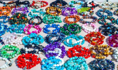 Yarı değerli taşlar. Kolyeler süslemeler. Yarı değerli taşlar, organik olarak yaratılmış sert taşlardır. Lav ya da okyanus sıcak noktaları, mayınlar ve kabuklar dahil.