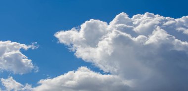 Gökyüzü, bulutlar hayatıma yağmur veya fırtına getirmek için değil günbatımı gökyüzüne renk katmak için giriyor. Güneş her zaman bulutların üzerinde parlar.