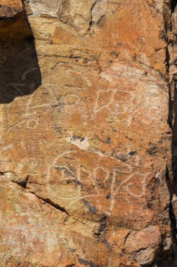 Bozkırdaki antik kaya resimlerini araştırın. Petrogliflerin tarihini ve kültürünü öğrenin. Doğadaki bu eşsiz sanat eserlerinin güzelliğini keşfedin..