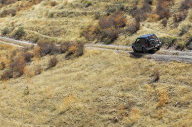 Her macera için tasarlanmış bir araçla engebeli araziyi keşfedin. Kendine güven ve istikrarla dağ yollarına meydan oku. Arabanızın konforundan nefes kesici manzaranın tadını çıkarın..
