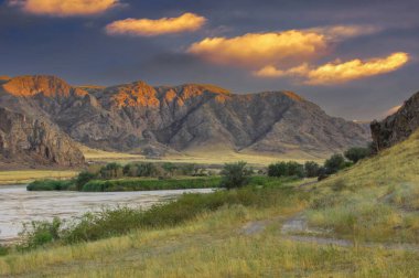 Bozkırda gün batımının dramatik renklerinin tadını çıkar. Dolaşan nehirlerde dolaş ve doğal güzelliğin tadını çıkar. Çarpıcı kayalıkları ve engebeli manzaraları keşfedin. Vahşi yaşamı en iyi şekilde keşfedin..