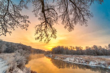 Açık mavi bir gökyüzünün altında karla kaplı bir tarlanın güzelliğini hissedin. Kendini kışın saf hazzına daldır. Her adım karın içinde yürürken tatmin edici bir çıtırtı bırakır..