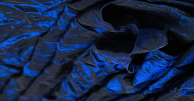 Mavi ipek kumaş. Hadi, bu elektrikli mavi ipek kumaş bir sonraki süslemen olsun! Bu mucizevi esneklik, mükemmelliğin vücut bulmuş halidir..