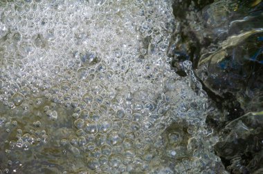 Büyüleyici bir dağ deresiyle doğanın güzelliğinin tadını çıkar. Kristal berrak su çarpıcı manzarada zarifçe akıyor. Huzurlu ve huzurlu bir atmosferin tadını çıkar.