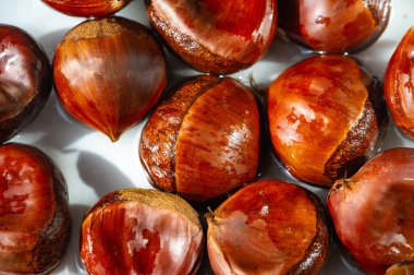 Doğal ortamlarında kestane ağaçlarının güzelliğinin tadını çıkar. Sonbaharın özünü bu manzarayla yakala. Bu büyüleyici sanat eseriyle mevsimin sihrini mekânınıza getirin..