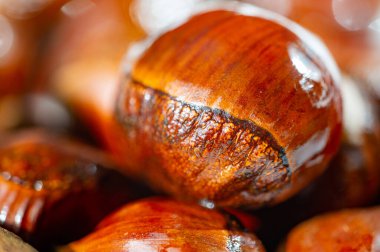 Doğanın ve aşkın güzelliğini kestane ağaçlarından tecrübe edin. Mevsimin cömertliğini karmaşık kestane düzenlemeleriyle kutlayın. Chestnut Craft ile harikalar ve büyüler yolculuğuna çıkın..