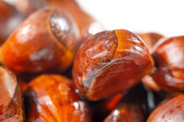 Sonbaharın sıcaklığını ve rahatlığını her lokmada hisset. Kızarmış kestanenin basit ama hoş tadını çıkarın. Zarif bir dokunuşla rahat bir atmosfer yaşayın. Nostaljik bir ziyafetin tadını çıkar.