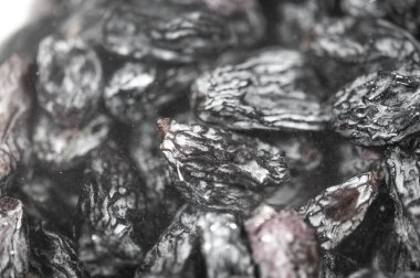 Siyah üzümlerin zengin dokusunu ve tadını deneyin. Yemek pişirmek, atıştırmak ya da tariflere doğal tatlılık katmak için idealdir. Mutfak ürünlerinizi geliştirmek için siyah kuru üzümlerin potansiyelini keşfedin