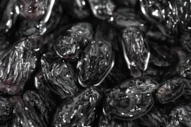 Siyah kuru üzümler her yemeğe derinlik ve tatlılık katar. Hem lezzetli hem de tatlı tarifler için çok yönlü bir malzeme. Bu lezzetli kuru üzümleri kullanmanın farklı yolları hakkında detaylar.