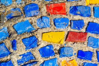 Kendinizi canlı renklere ve bir mozaik duvarın işçiliğine daldırın. Şehrin eşsiz ve renkli ruhunu bu yerleşim yerinin güzelliği ve yaratıcılığıyla yaşayın.