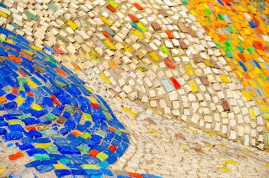 Şehirdeki hareketli mozaik fayansları ziyaret edin. Duvar karmaşık ve renkli bir tasarım sergiliyor. Sokak sanatseverleri eşsiz sergiden etkilenecekler..