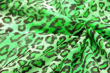 İpek kumaş yeşil, leopar desenli. Hafif leopar desenli ipek senin tasarımın için mükemmel, şık görünüyor ve kaba değil! Doku, arkaplan, desen