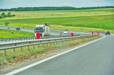 Güzel manzarada manzaralı bir yolculuğun tadını çıkar. Otoyol boyunca seyahat ederken doğanın sükunetini hissedin. Yol boyunca uzanan görkemli ağaçların nefes kesici manzarasına hayran kaldım..