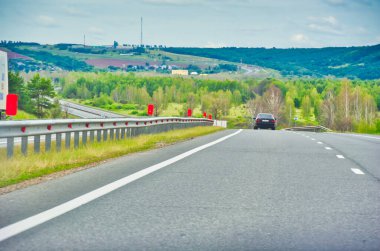 Görkemli ağaçların yanından geçerken doğanın güzelliğinin tadını çıkarın. Manzaralı otoyolda manzaralı bir yolculuğun tadını çıkar. Çevredeki manzaranın nefes kesici manzarasının tadını çıkarın..