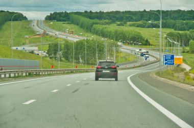 Otoyol boyunca seyahat ederken doğanın güzelliğinin tadını çıkar. Güzel manzarada rahatlatıcı ve huzurlu bir gezintinin tadını çıkar. Temiz havayı içine çek ve tepemizde yükselen görkemli ağaçlara hayran ol..