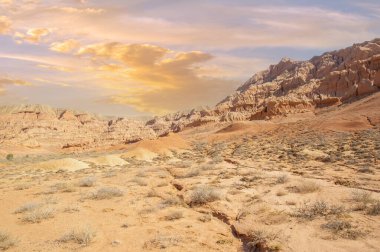 Gün batımında Red Bogut Dağları 'nın çarpıcı güzelliğinin tadını çıkarın. Doğanın ilahi büyüsü bu harika yere özel bir tılsım veriyor..