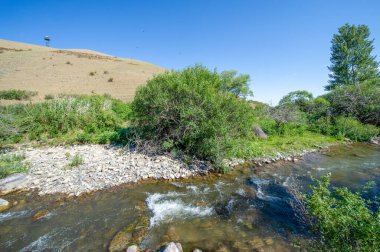 Doğanın büyüsünü en saf haliyle tecrübe et. Akan antik nehrin fısıltısını dinle. Dağların sonsuz güzelliğini ve huzurunu hisset..