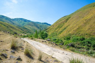 Dağ toprak yolunda off-road macerası yaşayın. Nefes kesici manzaraları ve doğal manzaraları keşfedin. Zorlu arazide ve engellerde kendine meydan oku..