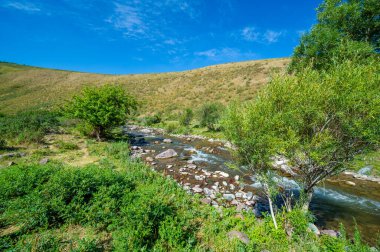Doğanın dingin güzelliğinin tadını çıkar. Akan bir nehrin rahatlatıcı sesine kulak verin. Görkemli dağlarla çevrili olmanın rahatlatıcı etkisini hisset..