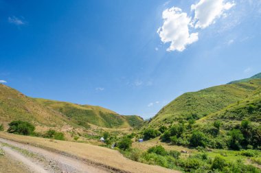 Off-road sürüşünün heyecanını yaşayın. Manzaralı dağ manzarası seni bekliyor. Zorlu arazide kendine meydan oku..
