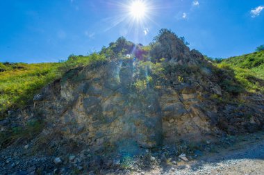 Dağ yollarında sürmenin heyecanını yaşayın. Göz kamaştırıcı manzaralı uzak ve engebeli araziyi keşfedin. Dik tırmanışlarda ve kayalık engellerde kendinizi zorlayın..