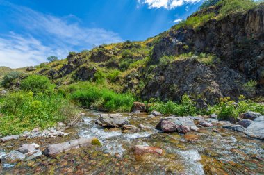 Doğanın dingin güzelliğinin tadını çıkar. Kayalık kanyondan akan nehri izle. Kendini dağların sükunetine bırak..
