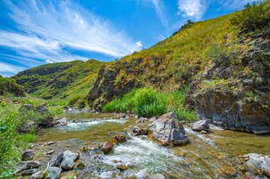 Kayalık kanyondaki doğal güzelliğin tadını çıkar. Nehrin dağların kalbinden nasıl zarifçe aktığını görün. Şelalelerin ve yüksek uçurumların nefes kesici manzarasının tadını çıkar..