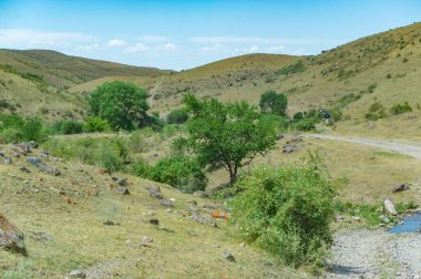 Off-road meraklıları için ideal. Zorlu arazide sürmenin heyecanını yaşayın. Resimli dağ manzaralarını keşfetmek.