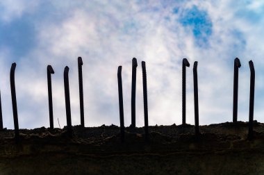 Sitede çok katlı bir apartman inşaatı, yerleşim alanları, ortak alanlar ve yerel yapı kurallarına uygun olarak peyzaj düzenlemelerini içerir. Tahmini tamamlama tarihi: tarih