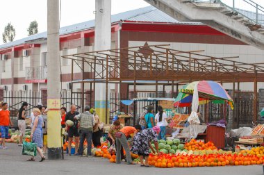 Sulu karpuz alabilecekken neden mutluluk satın alasın ki? Bu insanlar gününüzü güzelleştirmek için buradalar, parça parça! Annem ve ben kavun. Kazakistan istasyonu ChU, 2009. 09 numara. 24