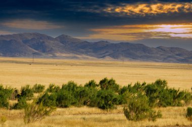 Steppe, bozkırda güneş ufuktan aşağı batarken gökyüzü parlak renklerle parıldıyor. Issız çölü bir gece daha izolasyonla baş başa bırakıyor. Hayatın gelgitlerinin ve akışlarının canlı bir hatırlatıcısı..