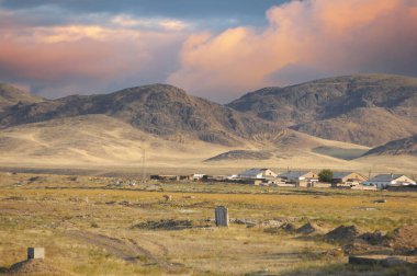 Steppe, Prairie, Plain, Doğanın güzelliği nefesini kessin! Güneş düzlüklerin üzerinde narin bir şekilde batarken, huzuru kucakla ve bu ruhani anın saf ihtişamını içine çek.