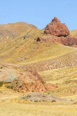 Doğanın nefes kesen manzarasının tadını çıkar. Güneşin sakin nehir manzarasının üzerinden batışını izle. Yüksek dağların ve çevrenizdeki gür ağaçların huzurlu atmosferinin tadını çıkarın..