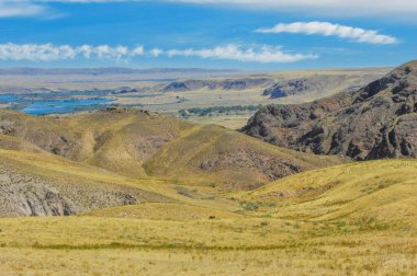 Nehrin güzelliğini ve huzurunu keşfedin. Mavi suyun sakinleştirici etkilerini tecrübe edin. Nehir kıyısında saklı mücevherleri keşfedin..