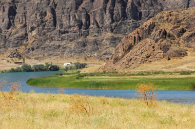 Sıcak yaz günlerinde ferahlatıcı bir su kaynağı. Çorak bir arazide akan doğal güzellik. Kurak bir bozkırın ortasında serin bir vaha..