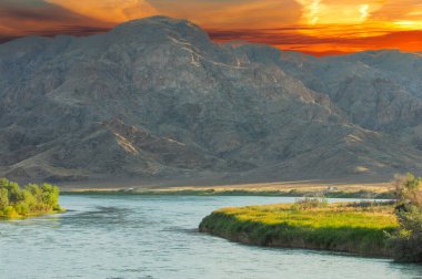 Orta Asya 'da nefes kesici bir günbatımının tadını çıkar. Nehir boyunca eşsiz kaya oluşumlarını keşfedin. Bozkırın güzelliğine dalın kendinizi.