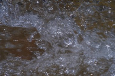 Odaklanma bulanık, dağ nehrinin huzurlu güzelliğinin tadını çıkar. Büyüleyici hava kabarcıklarının suyun yüzeyinde dans edişini izleyin. Etrafındaki doğanın neşe ve sükunetini hisset..